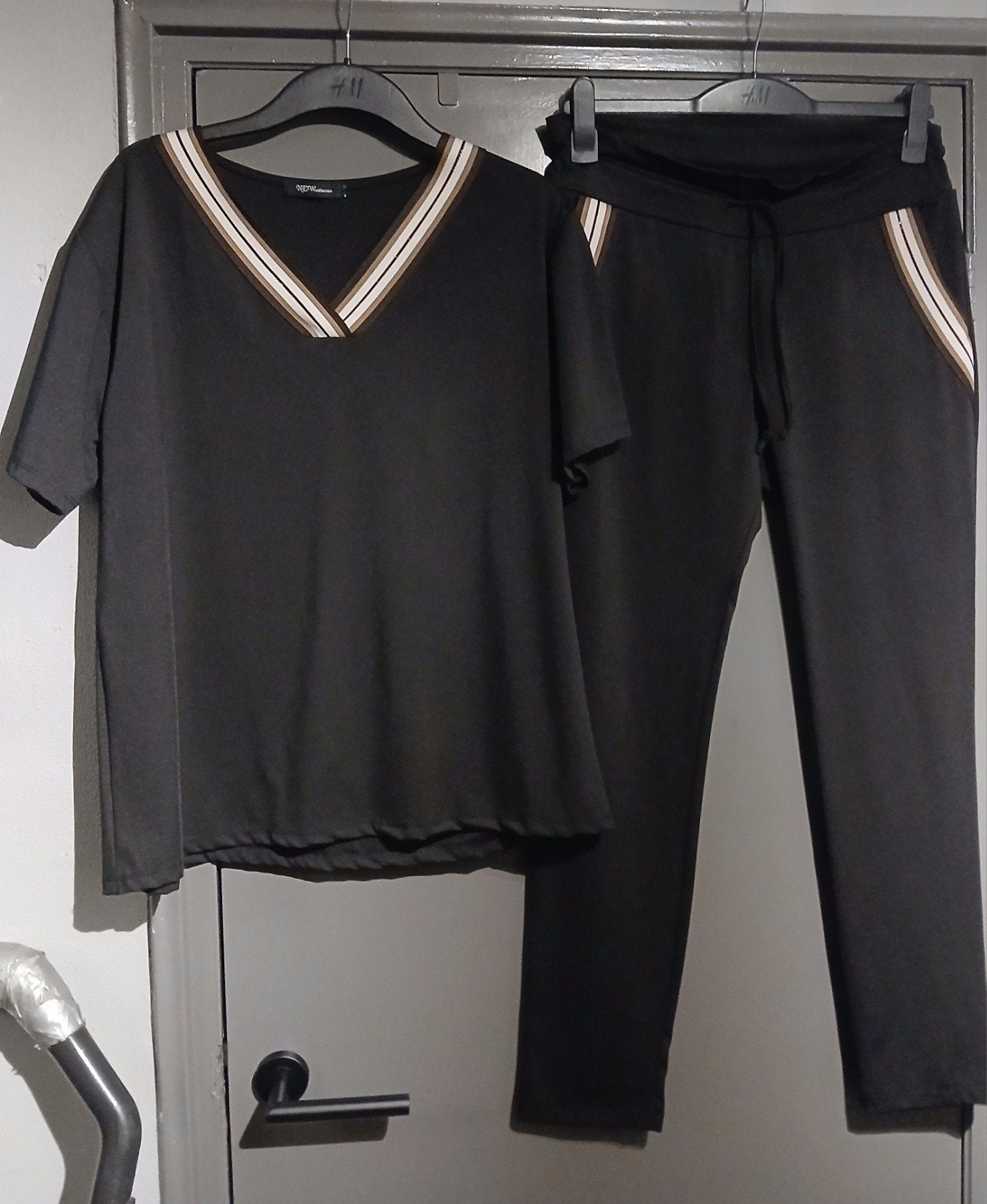 Zwart travelstof pak met bruine bies maat XL, Ophalen of Verzenden, Zo goed als nieuw, Maat 46/48 (XL) of groter, Bruin