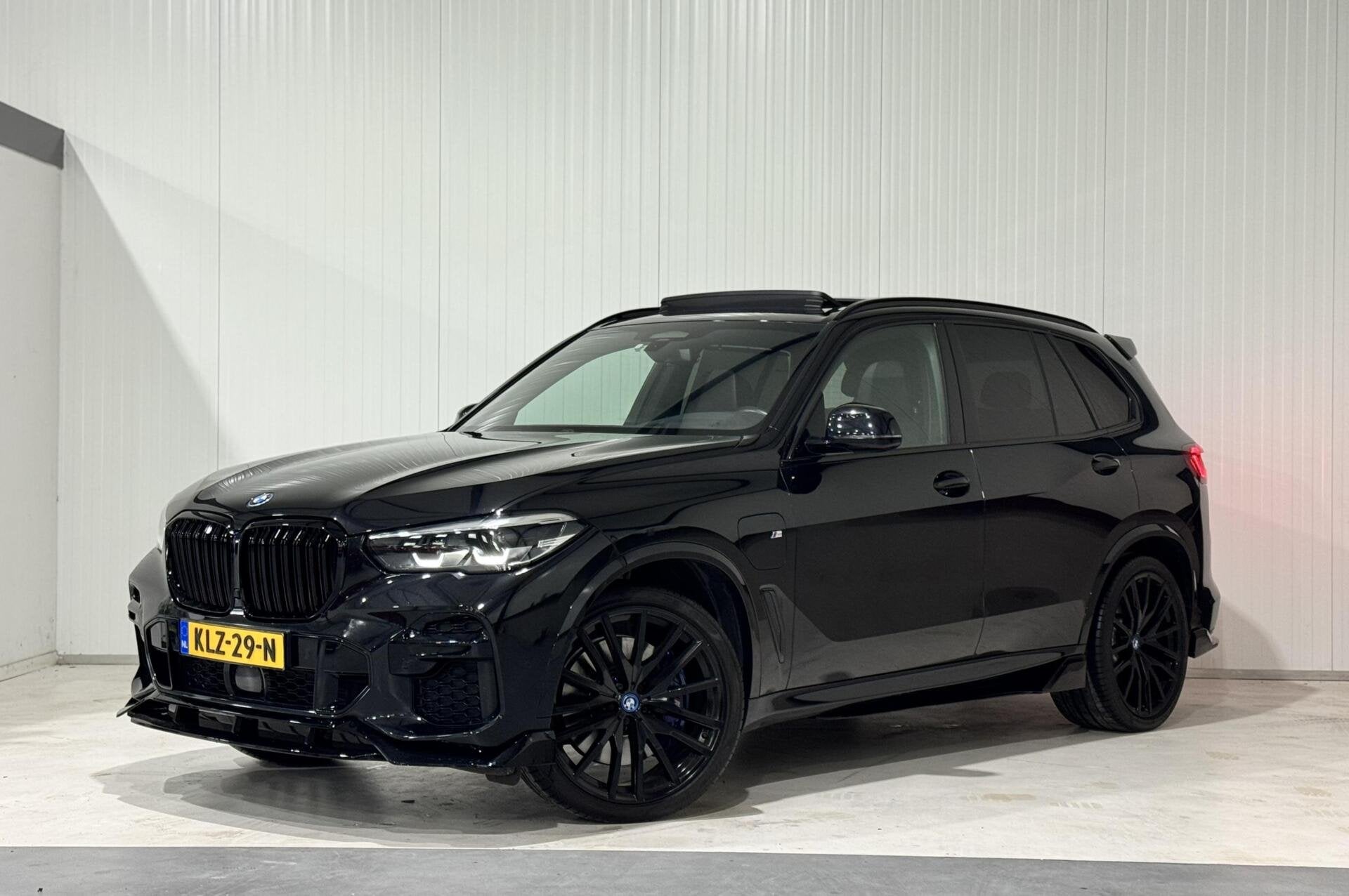 BMW X5 xDrive45e High Executive|M SPORT|PANO|HUD|ACC|LANE|22, Gebruikt, 394 pk, Met garantie (alle), Zwart