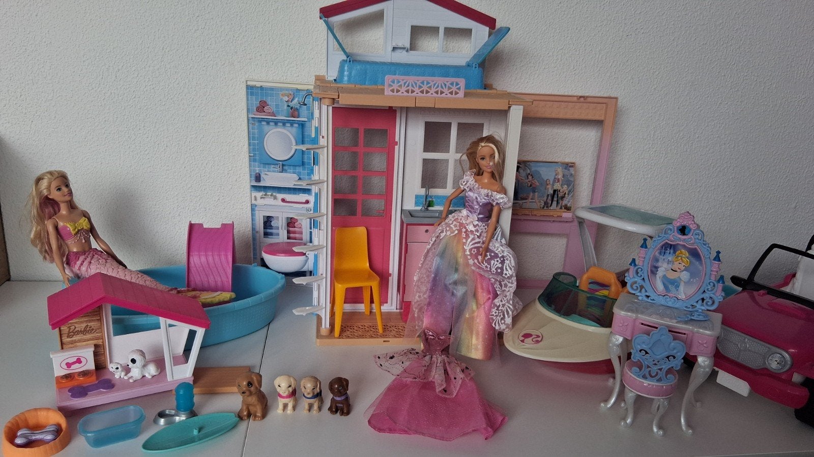 Grote Barbie set met huis, poppen en accessoires, Ophalen, Gebruikt, Barbie