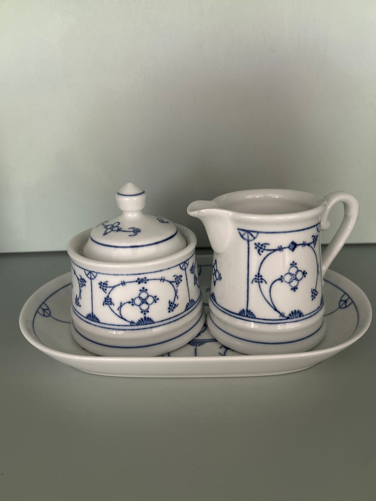 Melk en suiker setje met dienblad - saks servies, Antiek en Kunst, Antiek | Servies los, Ophalen of Verzenden