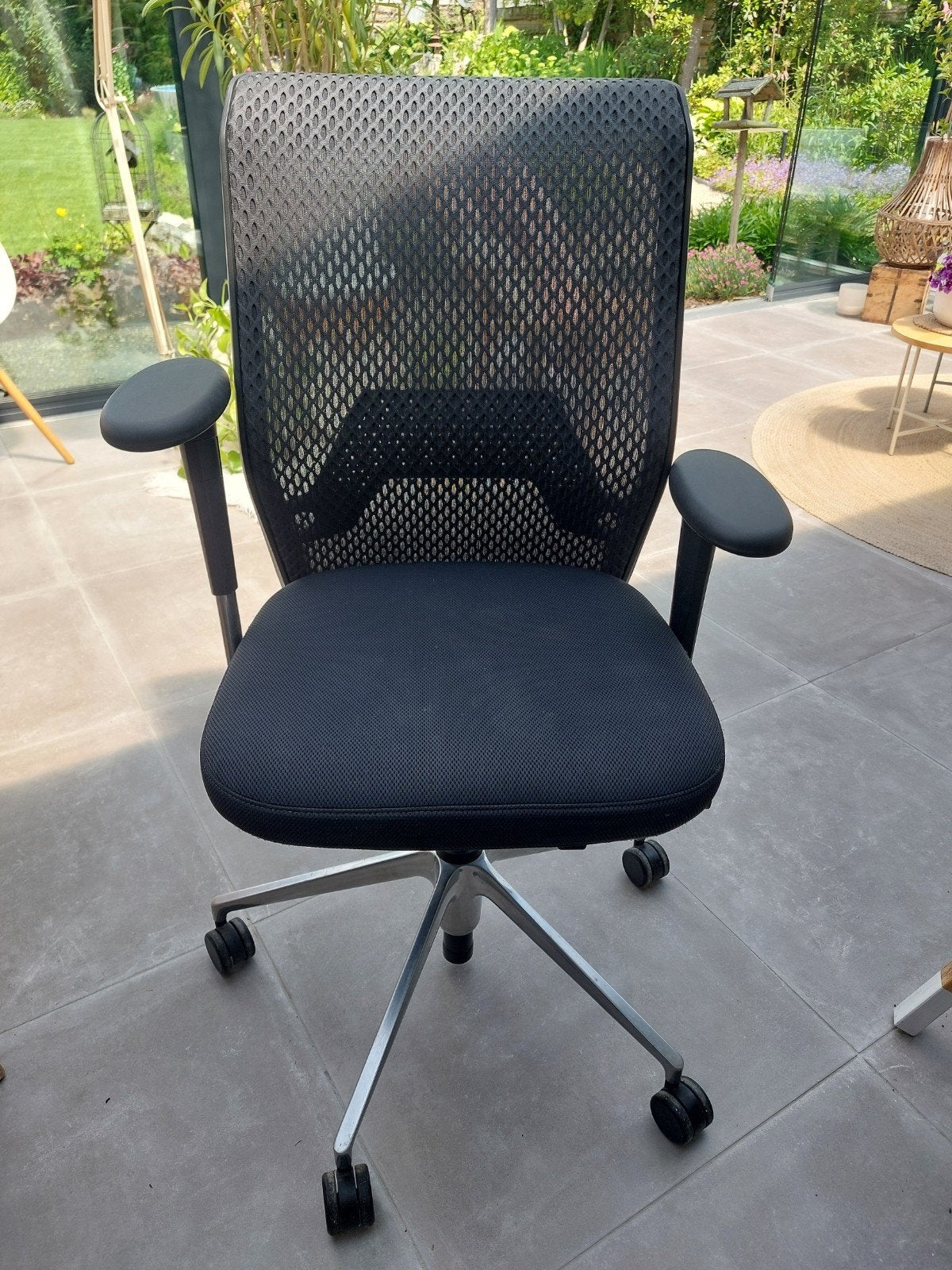 Vitra ID mesh bureaustoel, als nieuw, Huis en Inrichting, Bureaustoelen, Ophalen, Zwart