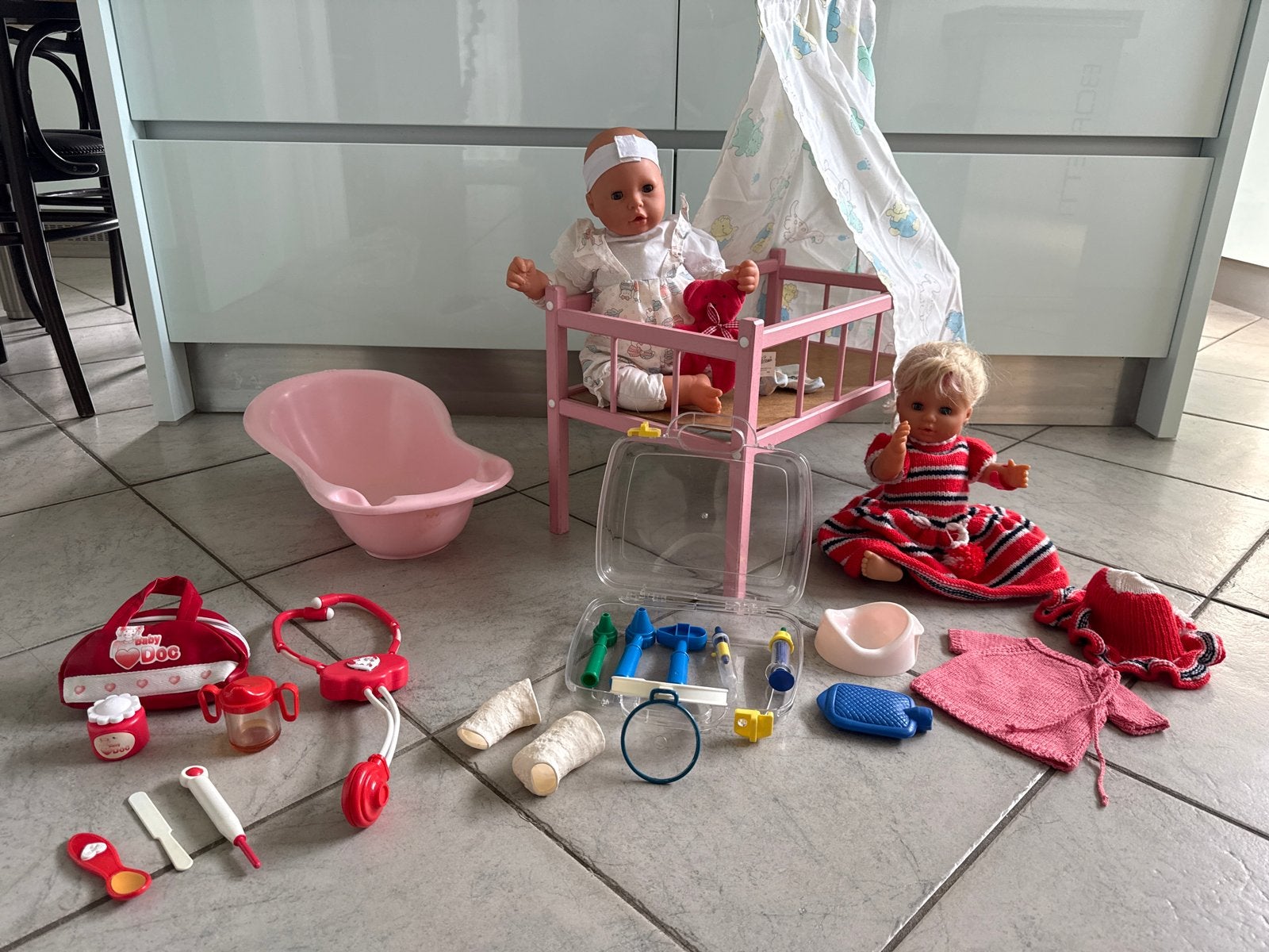 Pop Baby Born en Baby Doc: bedje, badje, doktersset en meer, Ophalen, Gebruikt, Babypop