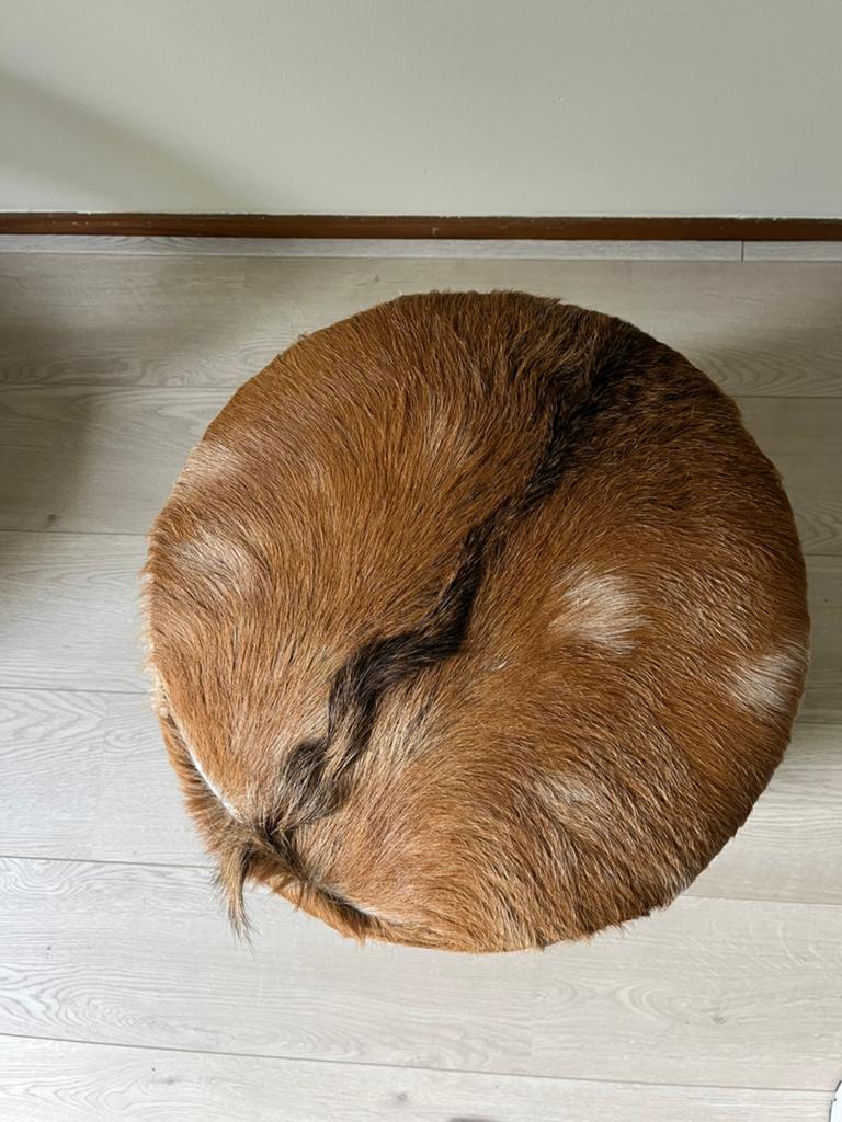 Houten krukje met geitenvacht, Ophalen, Zo goed als nieuw, Hout