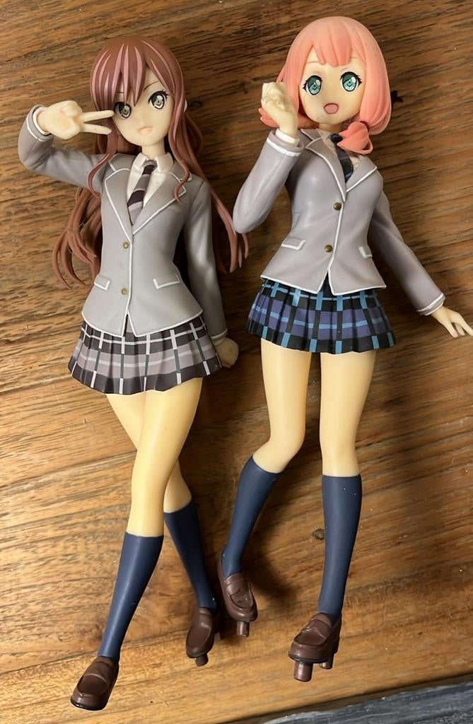 Twee anime figuren in schooluniform, Ophalen of Verzenden, Zo goed als nieuw