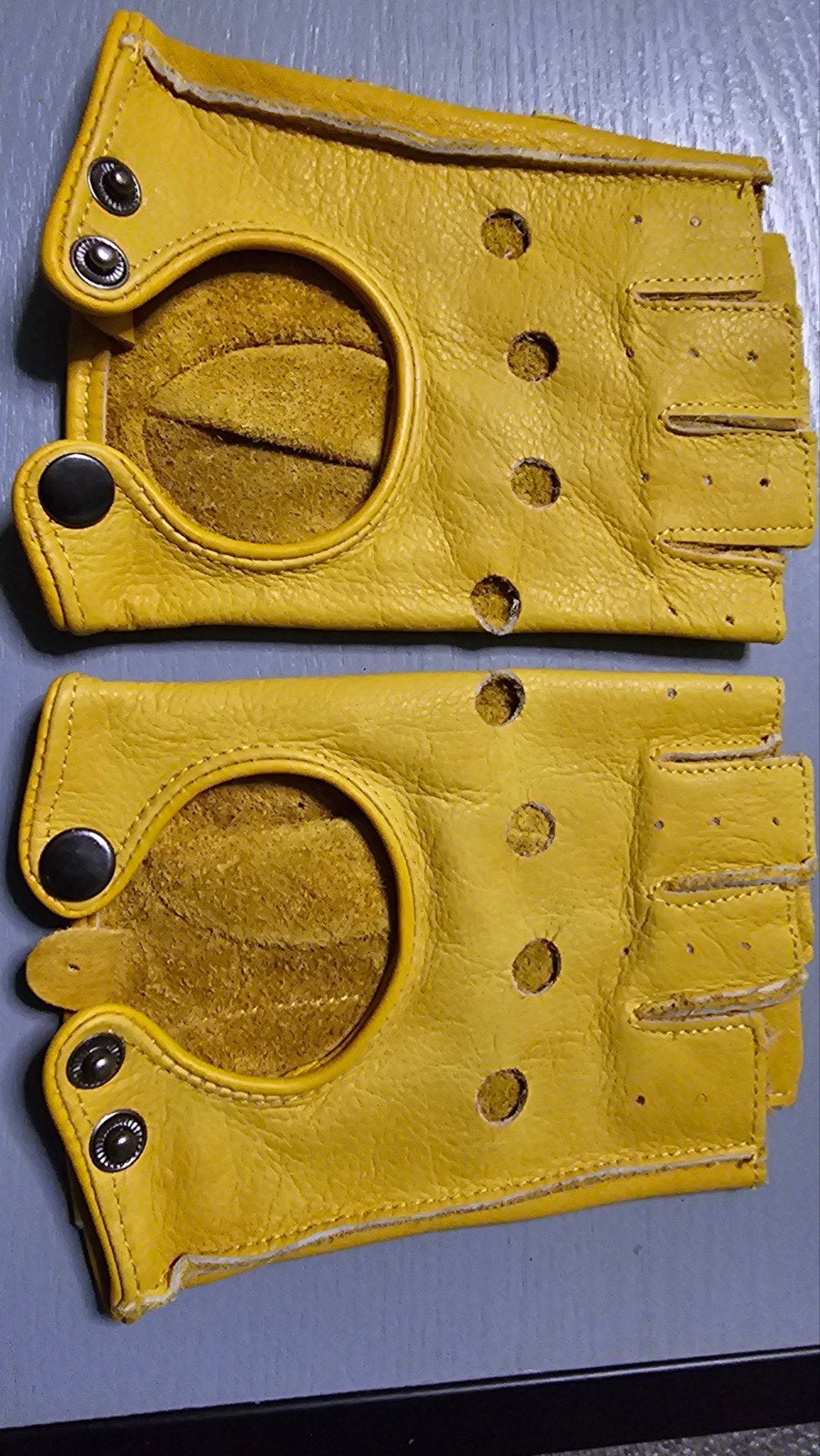 Gele vingerloze leren handschoenen, Ophalen of Verzenden, Nieuw, Onbekend