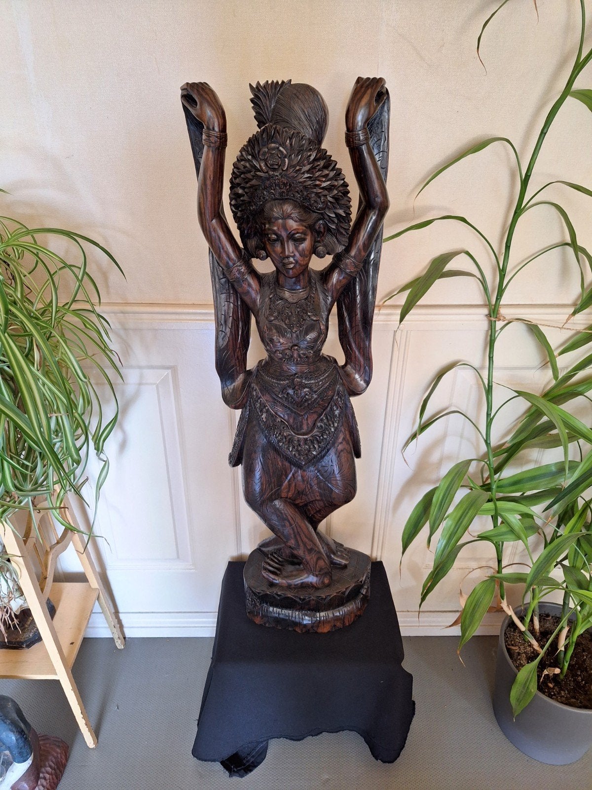 Grote houten Balinese danseres - 1 meter hoog, Antiek en Kunst, Kunst | Beelden en Houtsnijwerken, Ophalen, Handgemaakt, 1 meter - 2 meter