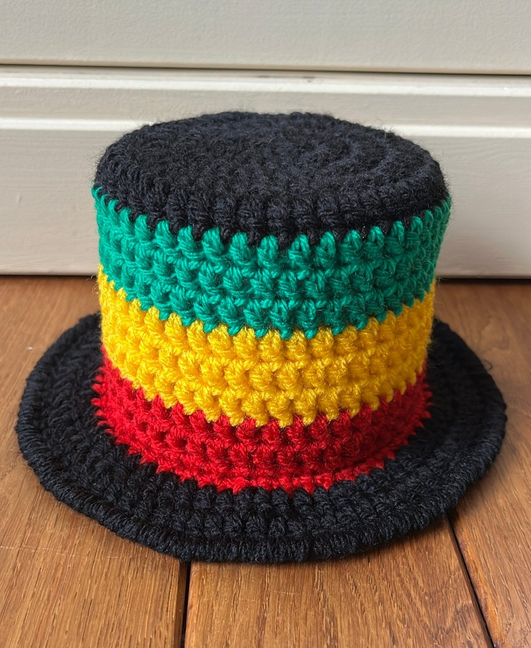 Hoedenplankhoedje toiletrolhoedje gehaakt hoes wc-rol rasta, Ophalen of Verzenden, Nieuw