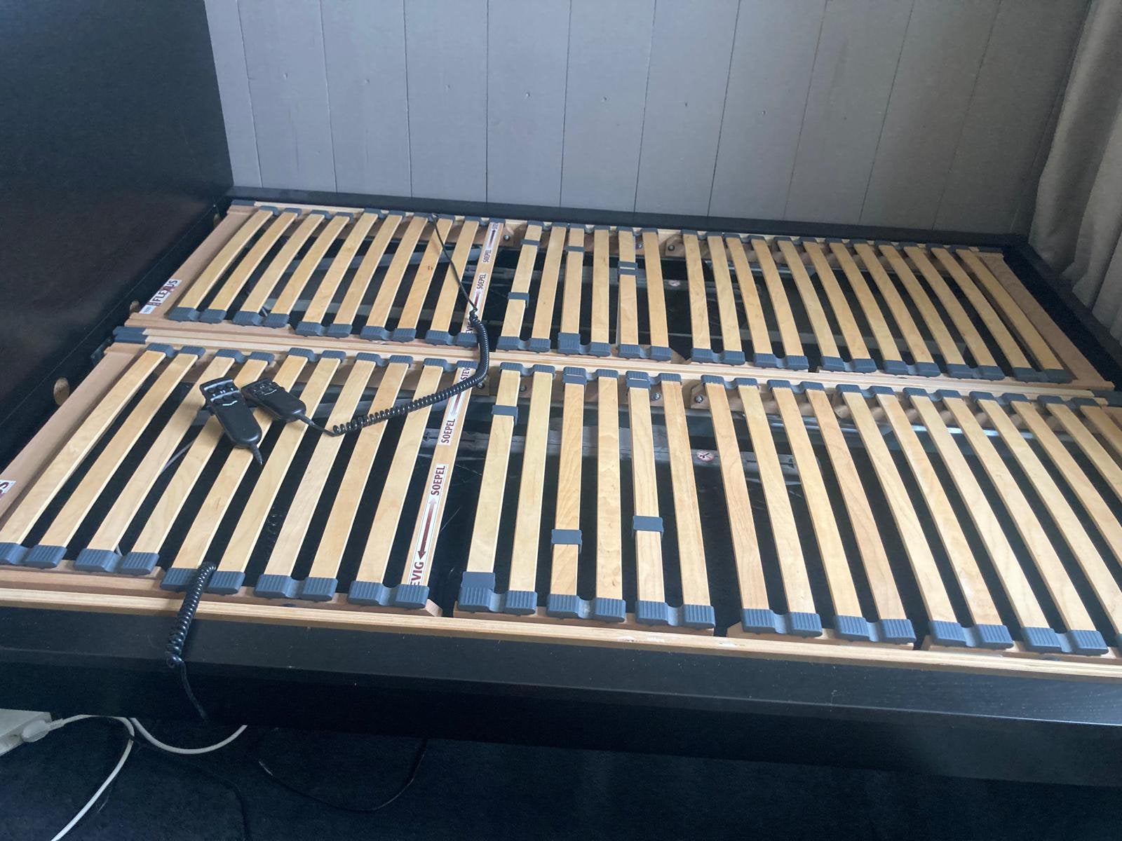 Bed ombouw met elektrische verstelbare lattenbodem, Ophalen, Zwart, Tweepersoons, 140 cm