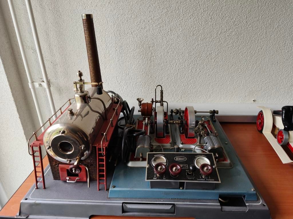 Wilesco Stoommachine D32 met Manometer en Toerenteller, Ophalen, Zo goed als nieuw