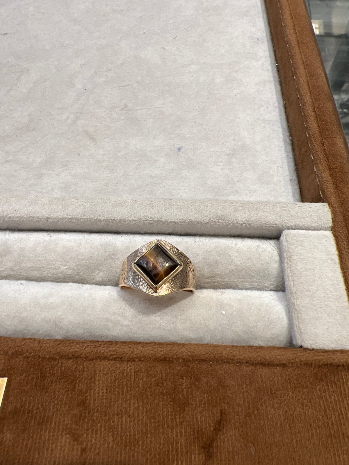 9k Gouden Ring met Tijgeroog Steen, Gebruikt, Ophalen of Verzenden, 17 tot 18, Dame of Heer
