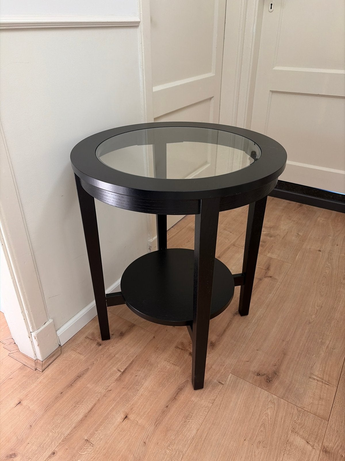 Zwarte bijzettafel met glazen blad, Ophalen, Minder dan 55 cm, Rond, Zo goed als nieuw