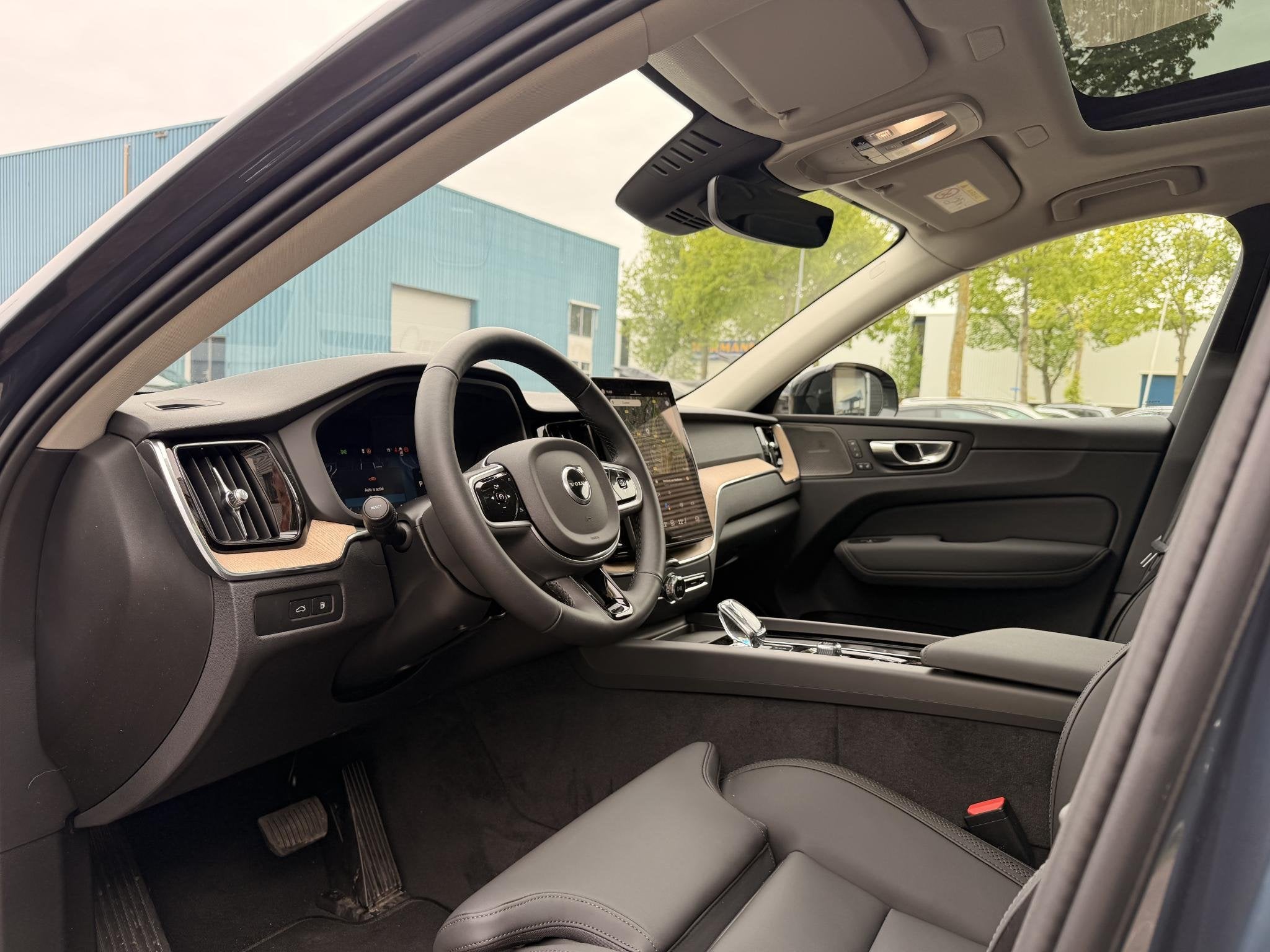 Volvo XC60 2.0 T8 Plug-in hybrid AWD Ultra Dark Facelift mod, Auto's, Automaat, Gebruikt, Euro 6, 4 cilinders