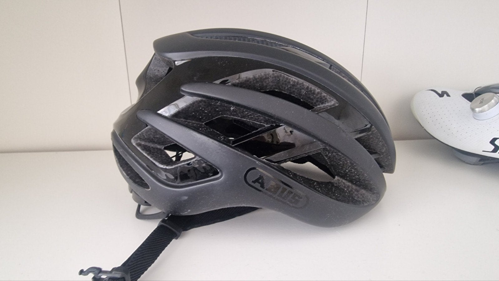 ABUS AirBreaker Fietshelm Zwart - Zo goed als nieuw, Fietsen en Brommers, Overige maten, Ophalen of Verzenden, Zo goed als nieuw