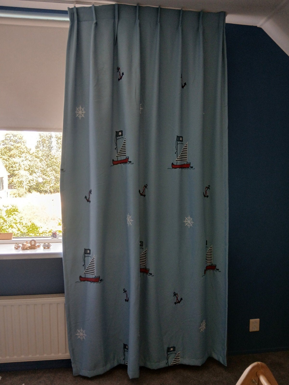 Kindergordijnen met bootjes en ankers - Blauw, Huis en Inrichting, Ophalen, Zo goed als nieuw, Blauw