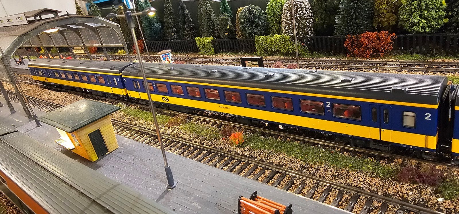 4x LS models ICR rijtuigen. H0 - 2 rail systeem., Eén persoon