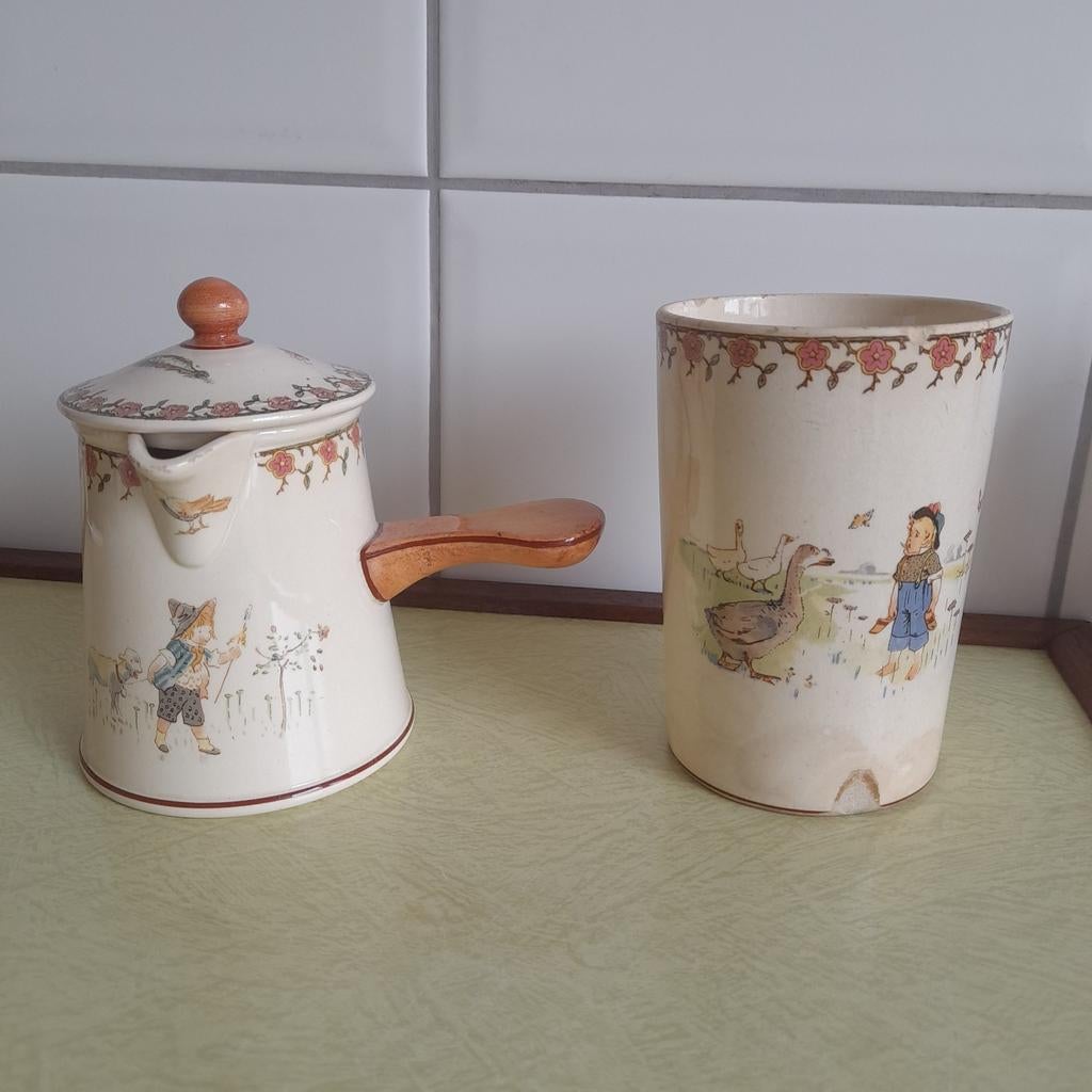 Antiek kannetje en beker Sarreguemines "Enfants Richard", Antiek en Kunst, Ophalen of Verzenden