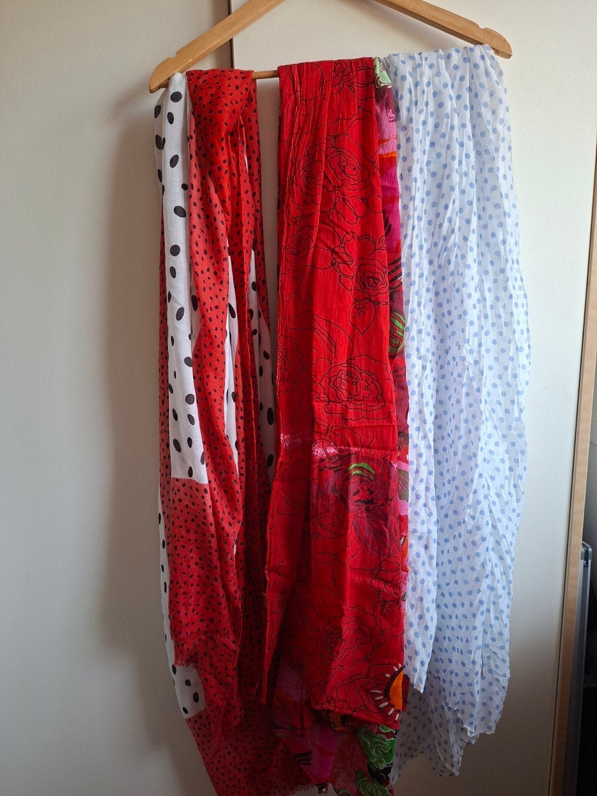 Set van 3 sjaals: rood, wit met stippen, blauw met stippen, Onbekend, Ophalen of Verzenden, Gedragen, Sjaal