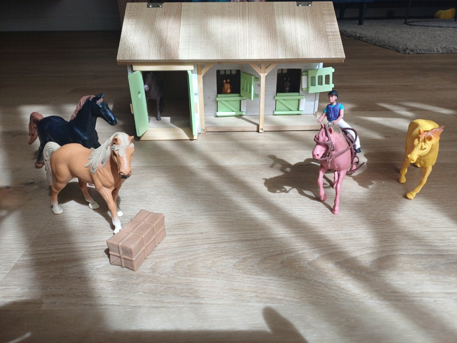 paardenstal Globe + 7 schleich paarden, Zelf te bouwen, Zo goed als nieuw, Handmatig, Ophalen