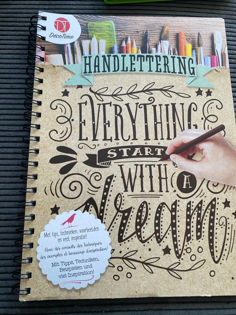Deco Time Handlettering Boek - Leer Handletteren, Ophalen of Verzenden, Zo goed als nieuw, Boek of Gids