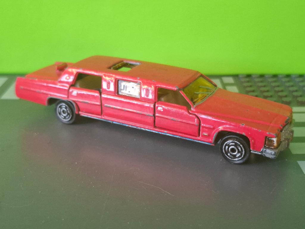 Majorette 339 - Cadillac Limousine [roze] 1/58 -, Ophalen of Verzenden, Gebruikt, Auto
