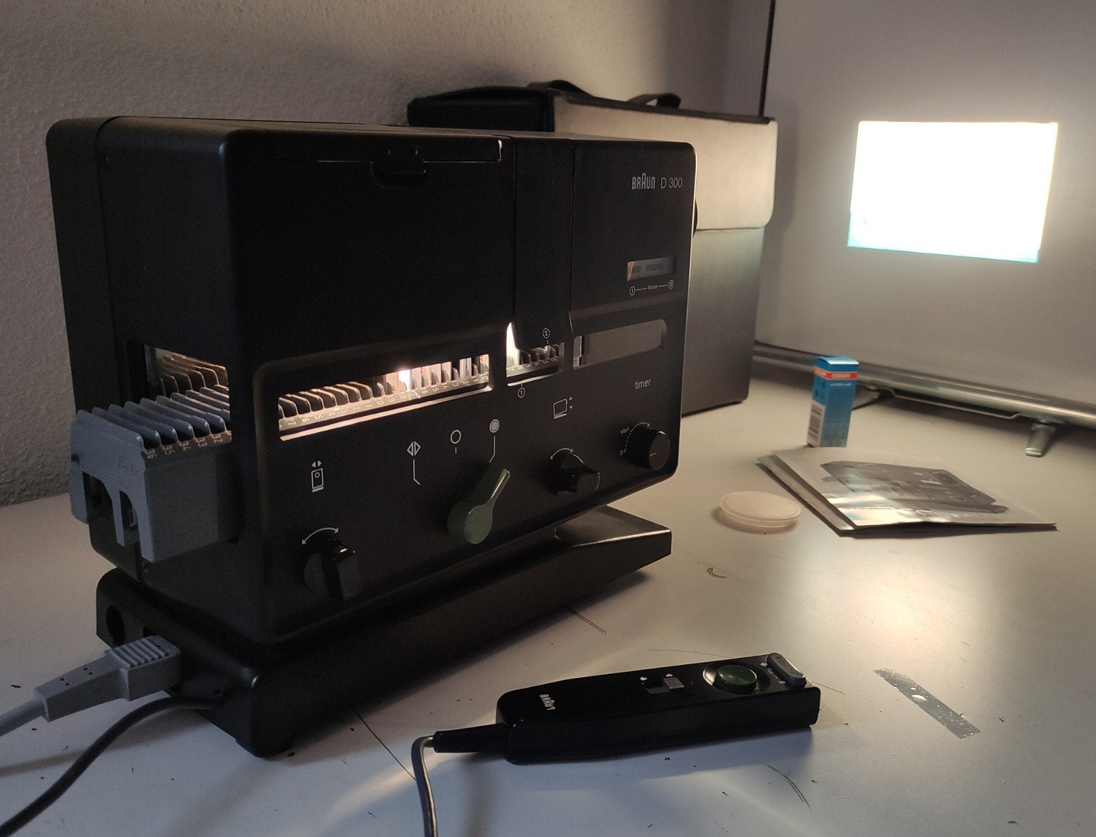 BRAUN D 300 DIAPROJECTOR met RESERVELAMP en KOFFER, Ophalen of Verzenden