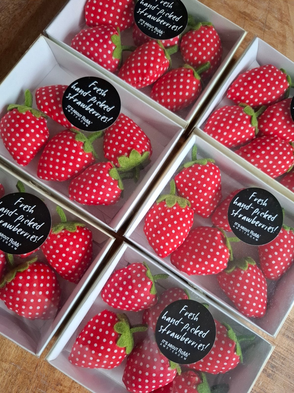 Leuke stoffen aardbeien doosje 6 stuks  knutsel, Hobby en Vrije tijd, Ophalen of Verzenden, Nieuw, Rood, Knutselmateriaal