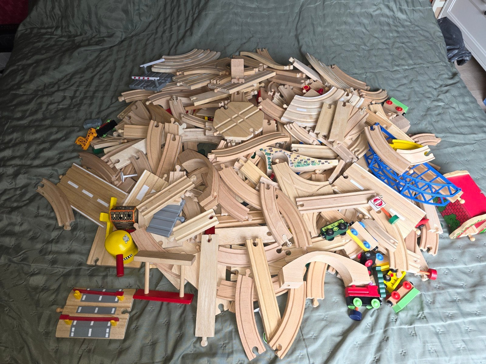 Grote partij houten treinbaan en accessoires, Kinderen en Baby's, Speelgoed | Speelgoedvoertuigen, Ophalen, Gebruikt