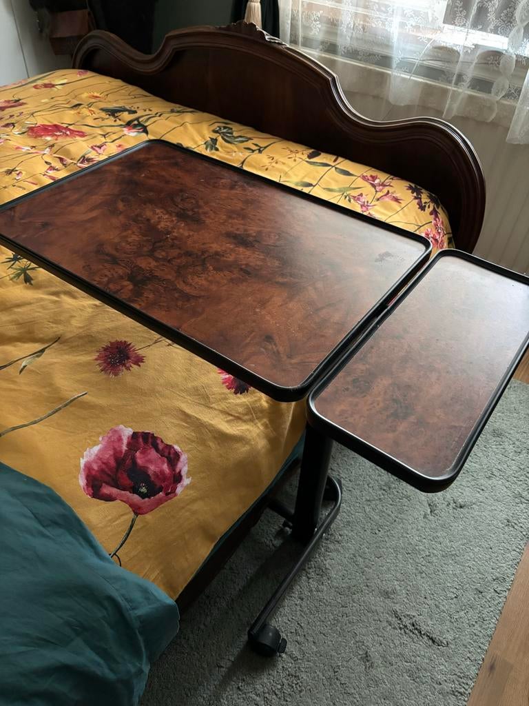 Bedtafel, walnoot-look, Ophalen, Gebruikt, 75 cm of meer, 60 cm of meer