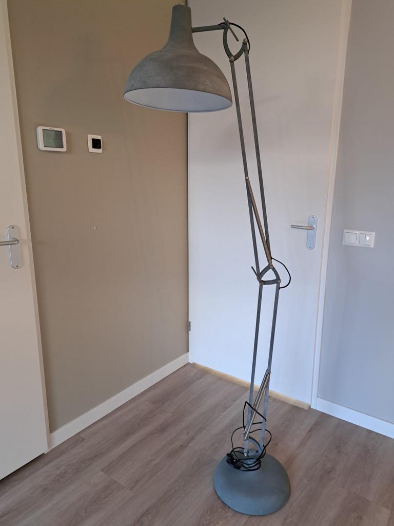 Grote industriële vloerlamp, betongrijs, verstelbaar, Huis en Inrichting, Lampen | Vloerlampen, Ophalen, Gebruikt, Metaal, 150 tot 200 cm