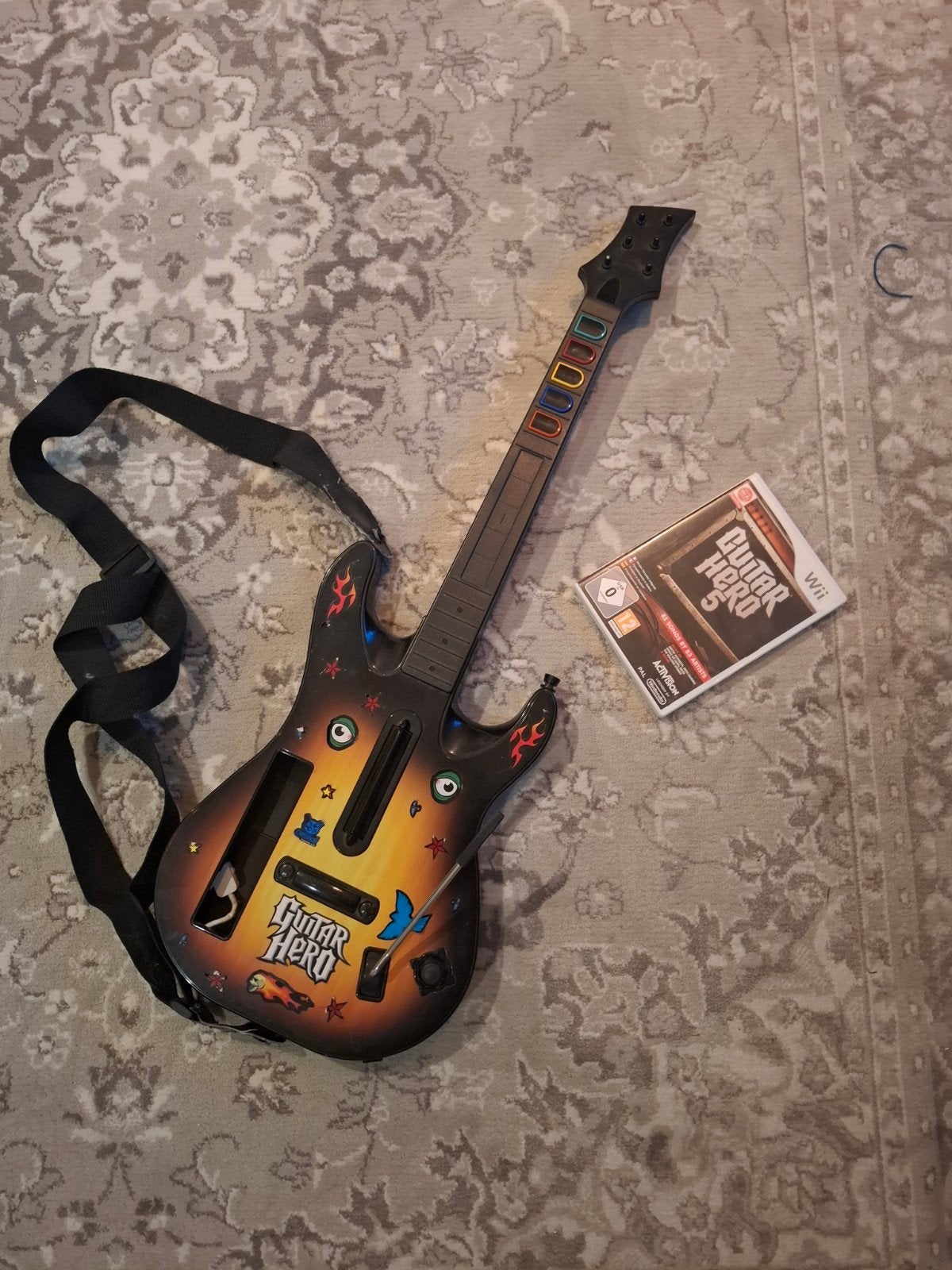 Wii Guitar Hero 5 met gitaar controller, in goede staat