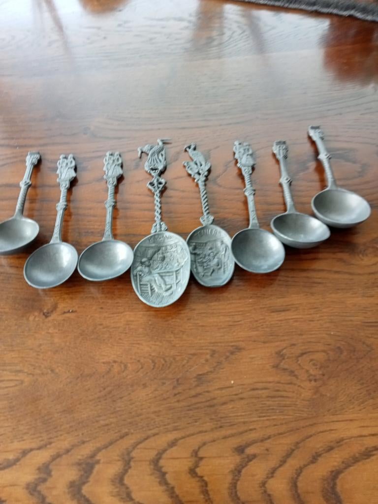 Set van 8 tinnen lepels met reliëf - Holland & Teniers, Ophalen
