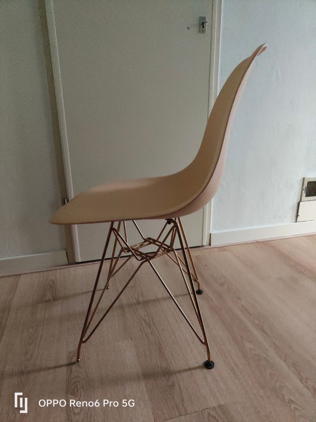 Mooie Kick kuipstoel - Beige met gouden onderstel, Gebruikt, Overige kleuren, Modern, Scandinavisch, Ophalen of Verzenden