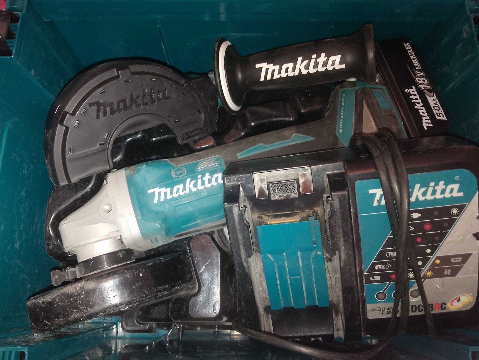 Makita Haakse Slijper met Accu en Lader, Ophalen, Gebruikt, Minder dan 700 watt, Haakse handslijpmachine