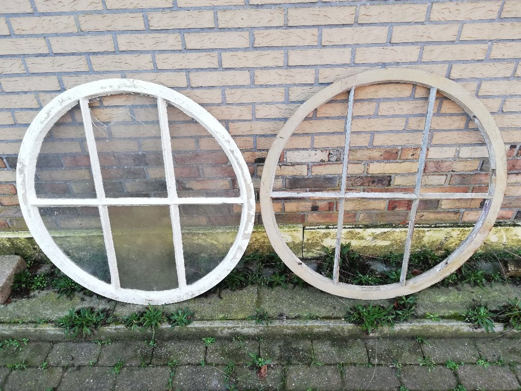 Twee identieke ronde ijzeren stalramen doorsnee 92 cm, Ophalen