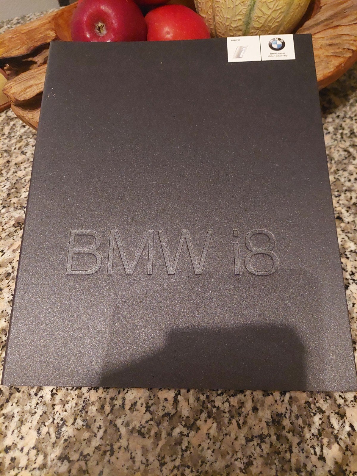 BMW I8  BORN ELECTRIC ., Boeken, Auto's | Boeken, Ophalen of Verzenden, Zo goed als nieuw, BMW