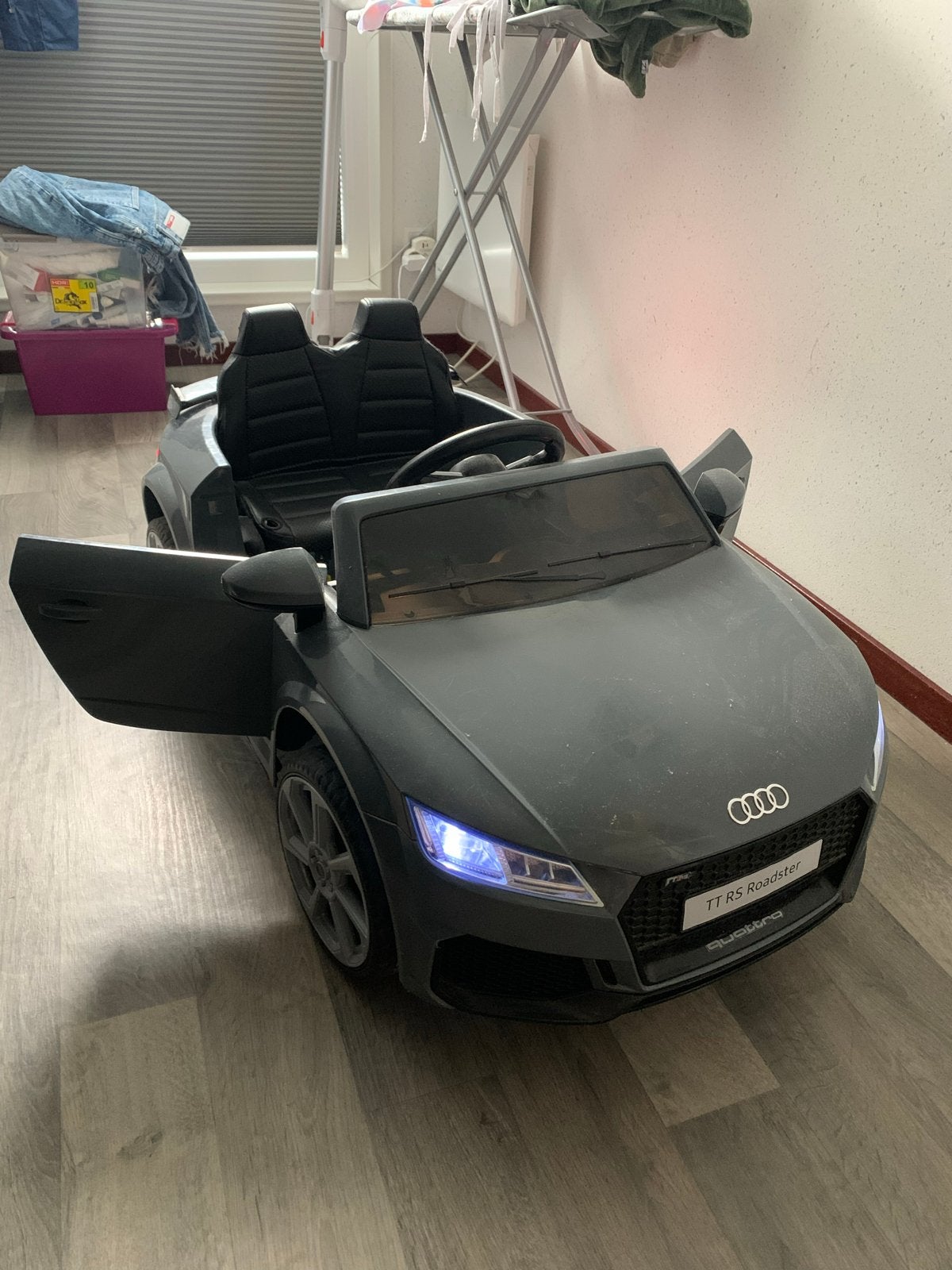 Elektrische kinderauto Audi TT RS Roadster 12V - Grijs, Kinderen en Baby's, Ophalen, Zo goed als nieuw, Loopvoertuig