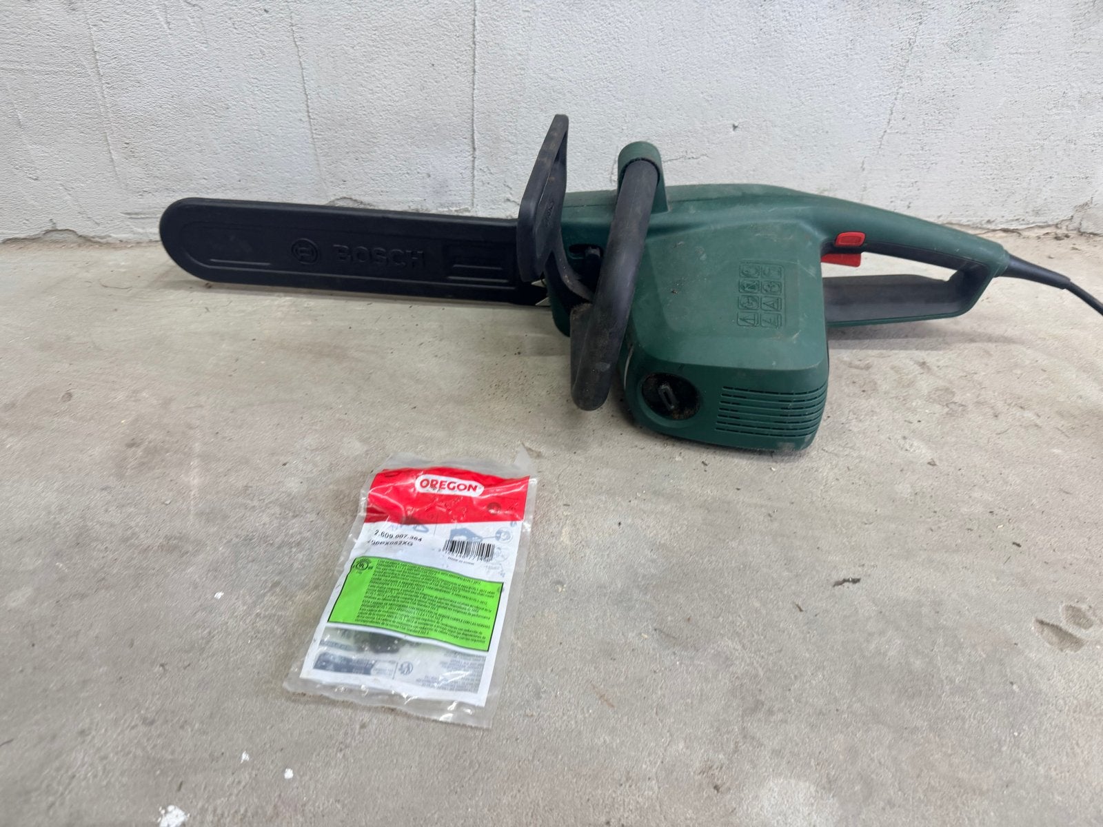 Bosch elektrische kettingzaag met extra ketting, Doe-het-zelf en Verbouw, Gebruikt, 70 mm of meer, Kettingzaag, 600 tot 1200 watt