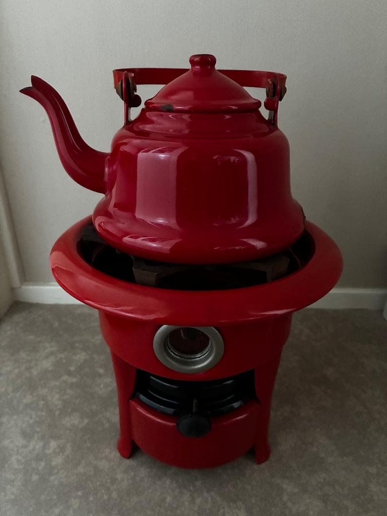 Petroleumstel Beccon emaille, rood met waterketel, Antiek en Kunst, Ophalen of Verzenden