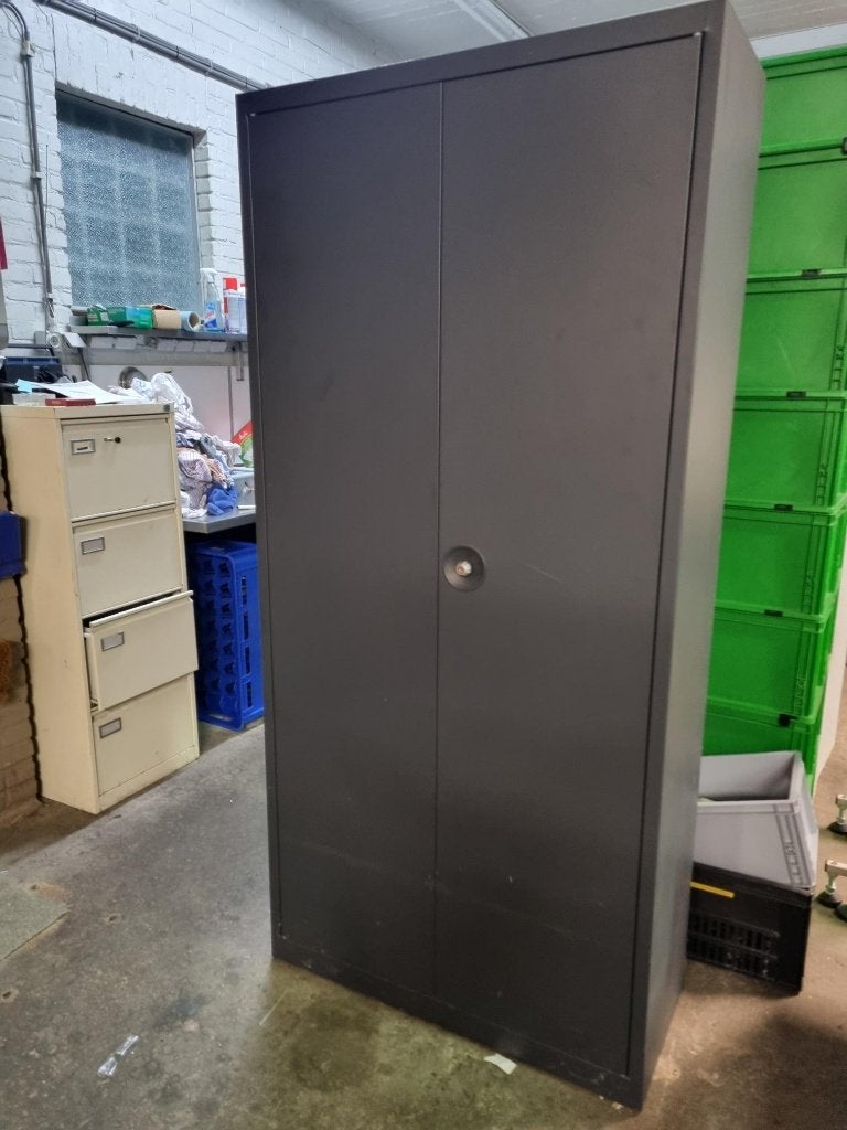 Te koop: Stalen archief kast zwart. In goede staat!, Ophalen, Gebruikt, Meerdere deuren, 50 tot 100 cm