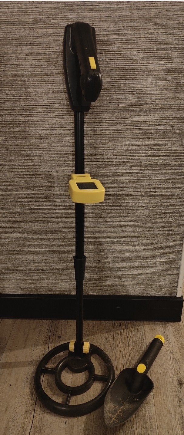 B2W Metaaldetector voor kinderen met schepje, Hobby en Vrije tijd, Instelbare gevoeligheid, Zo goed als nieuw, 30 cm of minder