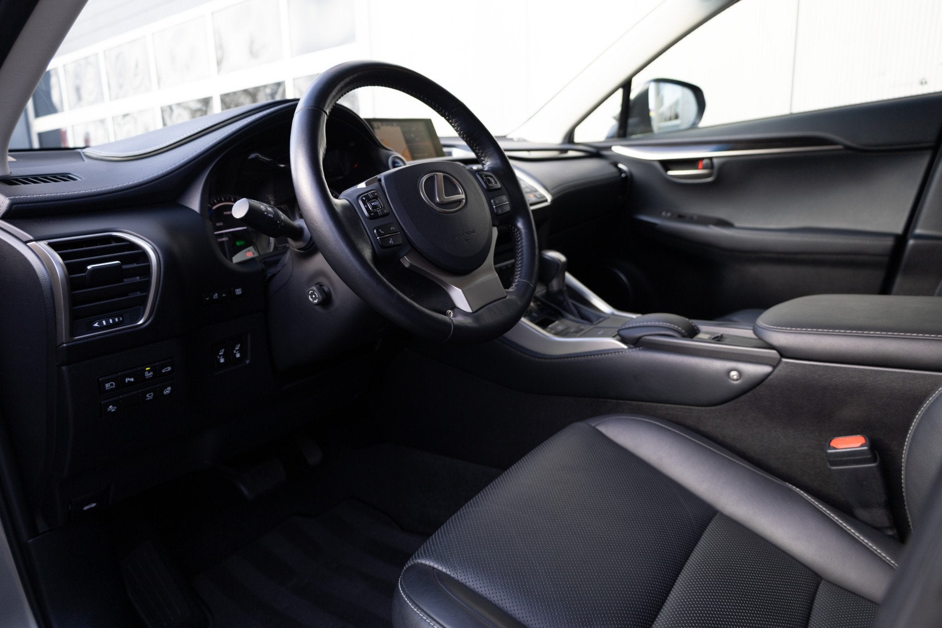 Lexus NX 300h 198 pk AWD President Line / Red-Carpet/ Stoel., Automaat, Gebruikt, 1760 kg, Bedrijf
