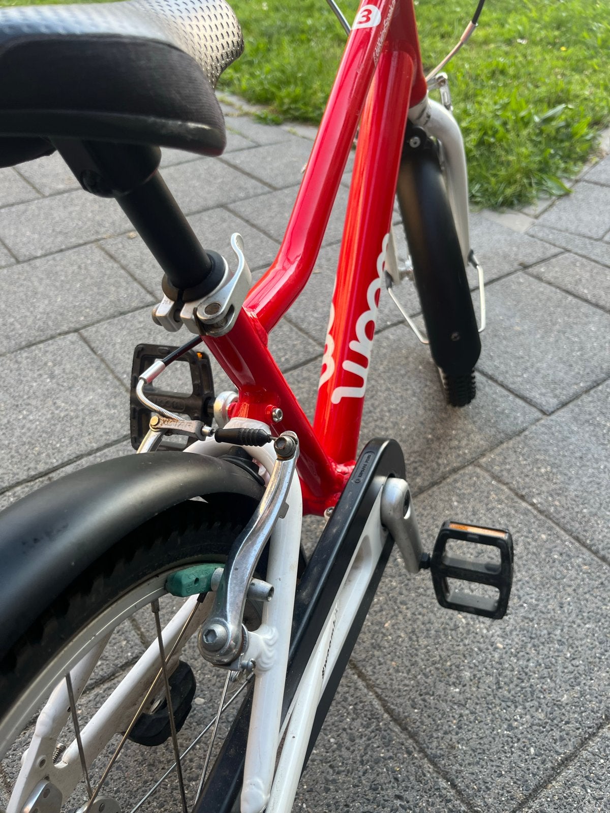 Woom go 3 kinderfiets rood - Zo goed als nieuw, Fietsen en Brommers, Fietsen | Kinderfietsjes, Ophalen, Zo goed als nieuw, Velgrem