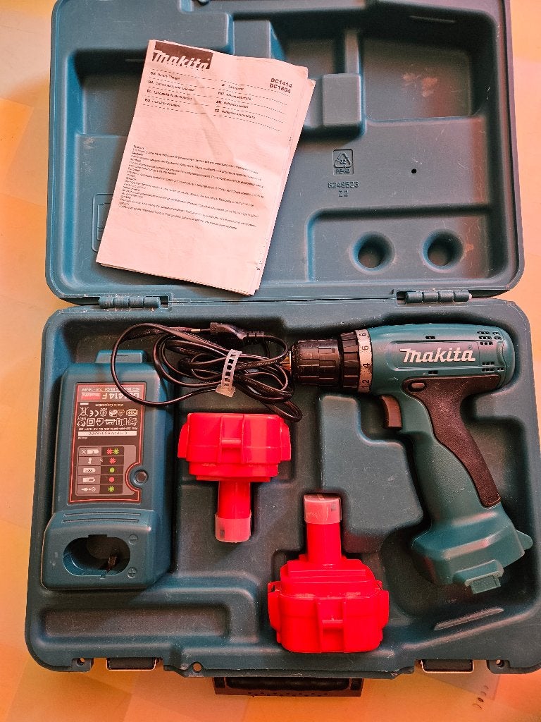 Makita accuboor 2 accu's en oplader in stevige koffer, Ophalen of Verzenden, Gebruikt, Boor- en Schroefmachine