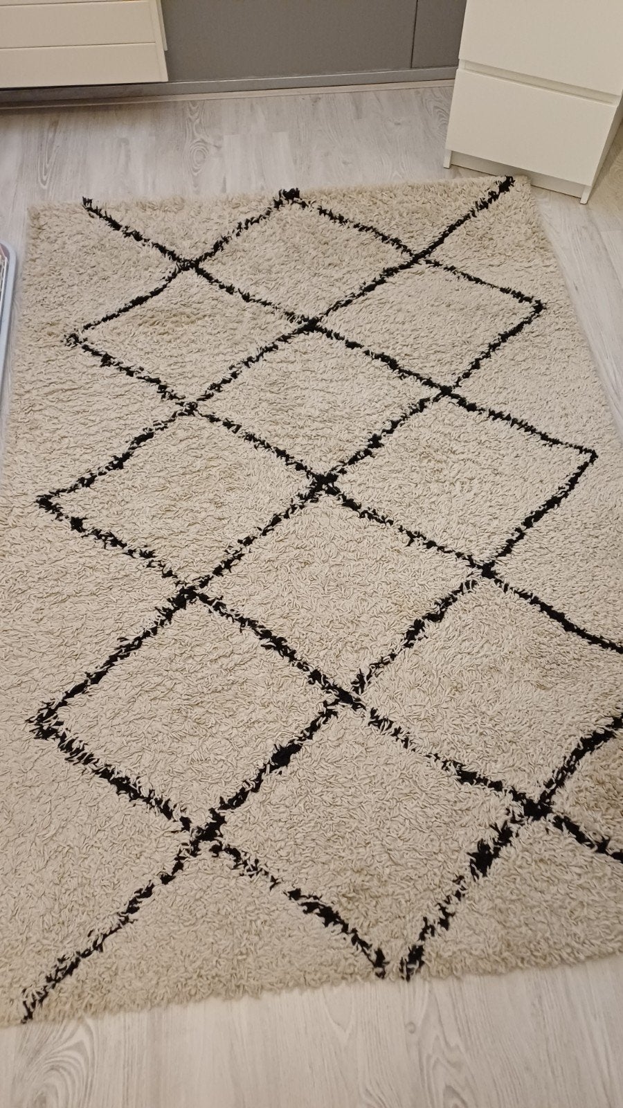 Zwart-creme vloerkleed met ruitpatroon, Ophalen, Gebruikt, 100 tot 150 cm, Modern, Scandinavisch
