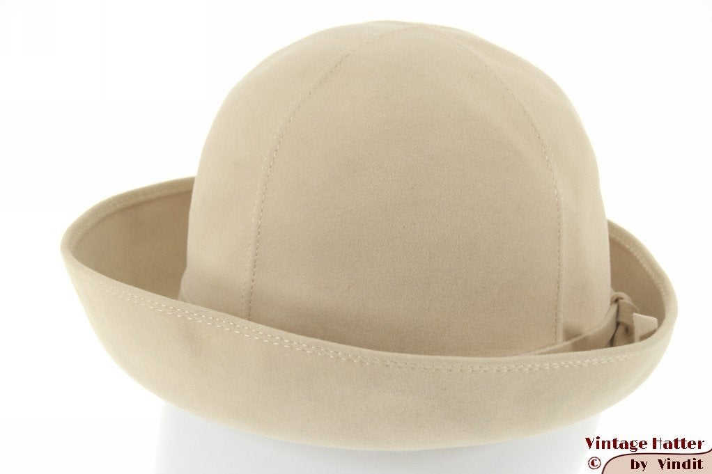 Vintage Dames dophoed cloche Diana ivoor beige vilt 55 = S, 55 cm (S, 6⅞ inch) of minder, Ophalen of Verzenden, Gedragen, Hoed