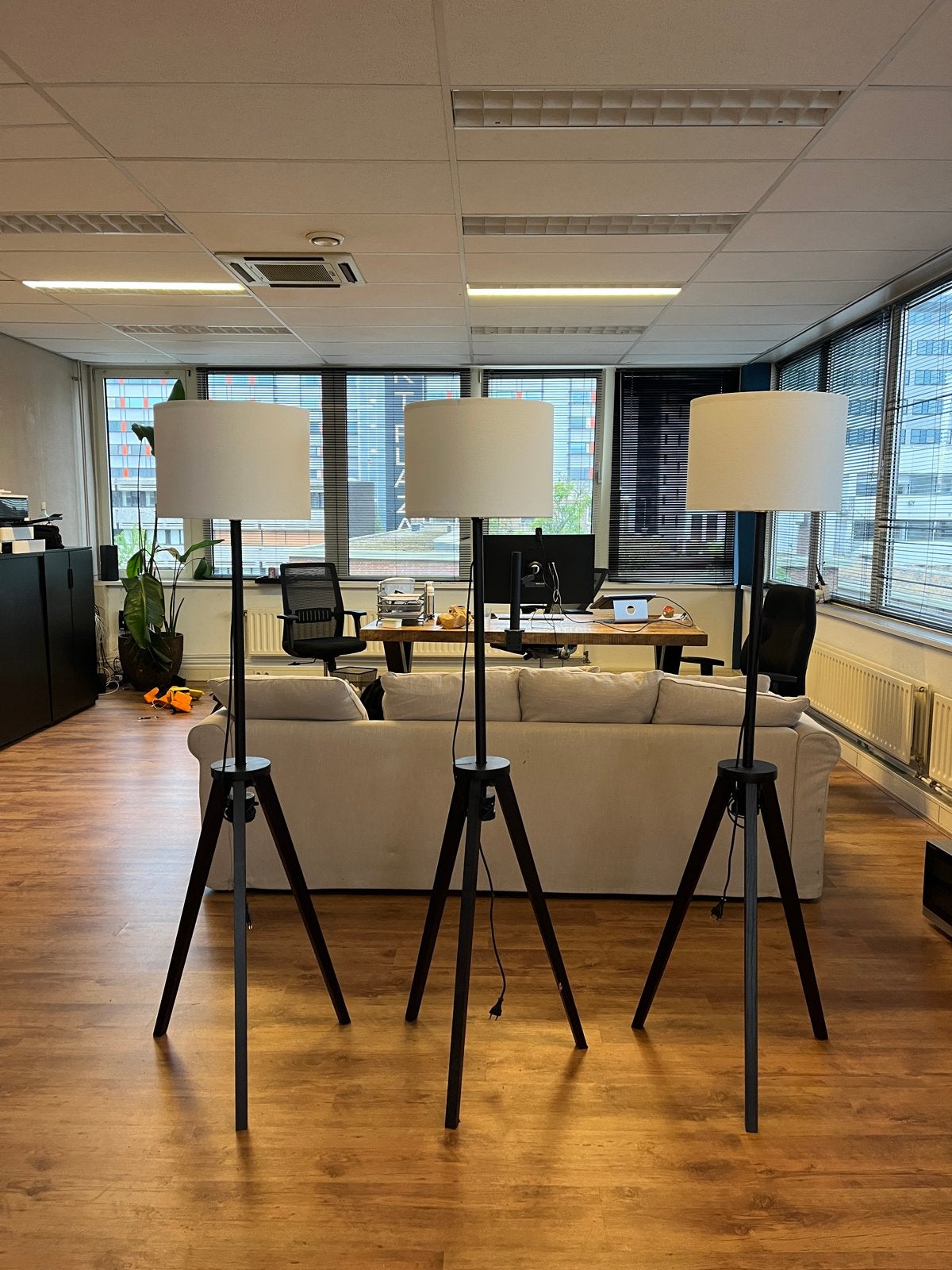 3x IKEA Vloerlampen met Witte Kap en Bruin Onderstel, Huis en Inrichting, Lampen | Vloerlampen, Gebruikt, 100 tot 150 cm, Hout