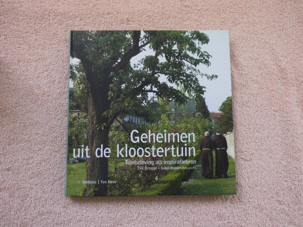 Geheimen uit de kloostertuin - Tuinbeleving, Tini Brugge, Isabel Rossiers, Ophalen of Verzenden, Zo goed als nieuw, Tuinieren en Tuinplanten