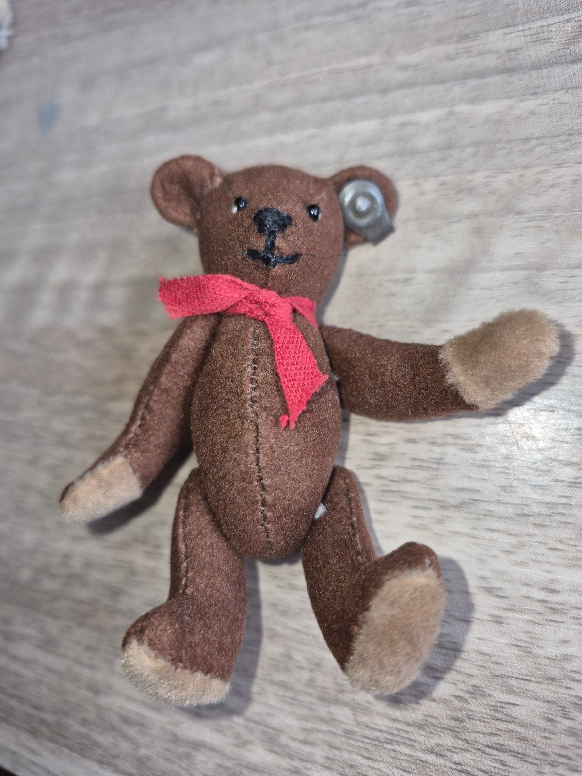 Vintage Steiff-achtige vilten teddybeertje met rode sjaal, Ophalen of Verzenden, Gebruikt