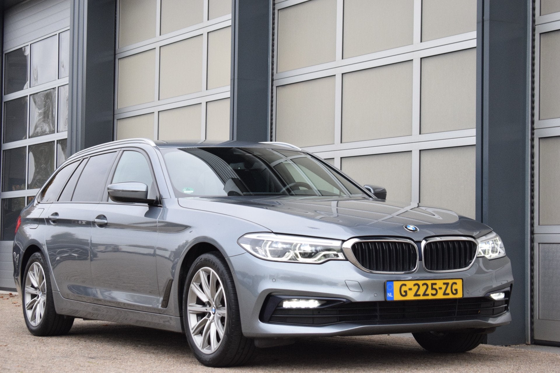 Foto 17 van BMW 5 Serie Touring 520i High Executive Edition | Sportline