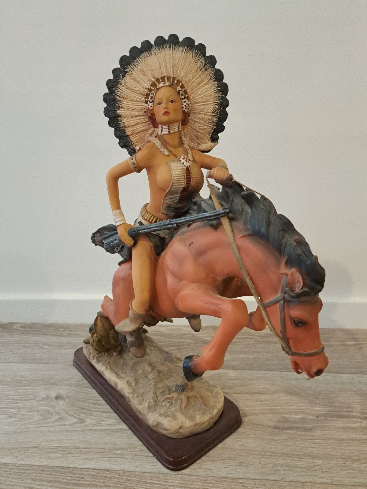 Beeld Indiaanse vrouw op paard - 40 cm hoog, Ophalen